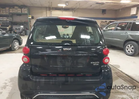 2015 Smart Fortwo Electric Drive Passion из США, поврежденный, VIN WMEEJ9AAXFK824424